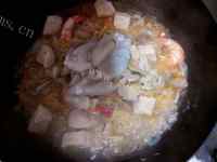 美味的酸菜炖冻豆腐做法图解9)