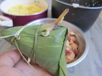 好吃的绿豆鲜肉粽做法图解14)