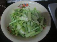 易做的芹菜炒肉做法图解1)