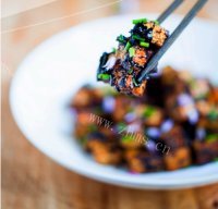 好吃的黑蒜炒豆腐做法图解4)