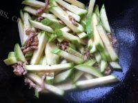 易做的西葫芦炒肉做法图解5)