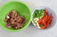 家常菜茶树菇炒肉做法图解2)