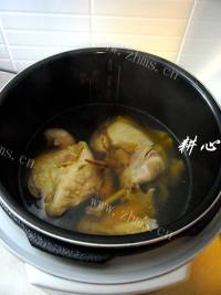 滋补的双参花胶鸡汤做法图解9)