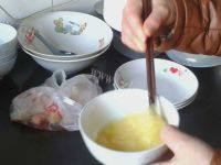 家常菜芹菜炒蛋做法图解2)