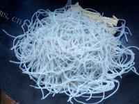 美味的肉丝腐竹烩粉丝做法图解8)