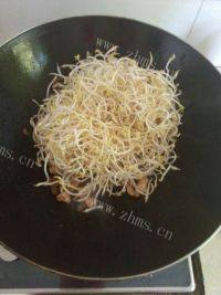 易做的豆芽炒肉做法图解3)