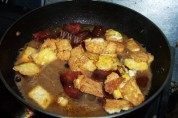家常菜腊肠炒豆腐做法图解9)