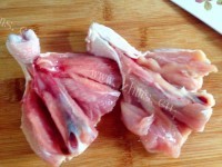 家常鸡腿肉炒草菇做法图解1)