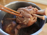 鲜美的蹄膀汤手工面做法图解3)