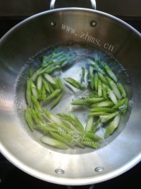 家常菜芦笋炒虾仁做法图解4)