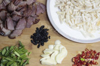 家常菜萝卜干炒腊肉做法图解1)