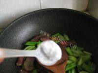 家常菜腊肉炒芹菜做法图解5)