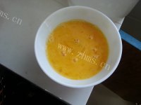香气浓郁的鸡蛋炒韭菜做法图解2)