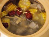 鲜美的山药玉米排骨汤做法图解6)