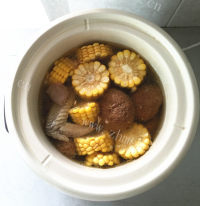 美味猴头菇煲土鸡汤做法图解9)