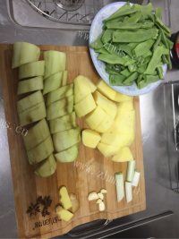 美味的猪肉炖茄子豆角土豆做法图解1)