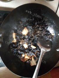 简简单单的五花肉炒黑木耳做法图解5)