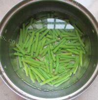 香脆可口肉末豆角做法图解4)