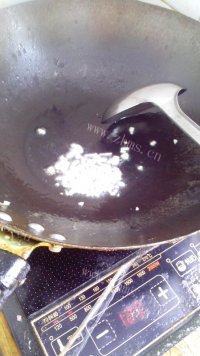 诱人的木耳炒油菜做法图解3)