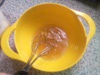 美味的紫薯蛋黄月饼做法图解2)