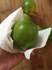 喷香的柠檬蜂蜜茶做法图解2)