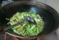 易做的芹菜炒肉做法图解7)