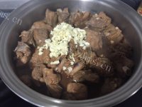 美味的卤排骨做法图解4)