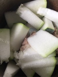 美味的冬瓜海带排骨汤做法图解3)