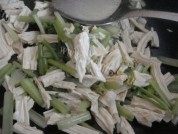 芹菜炒腐竹做法图解6)