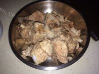 美味的酸菜排骨汤做法图解2)