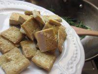 家常菜茼蒿炒豆腐做法图解7)
