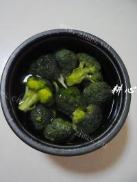 自制西兰花萝卜鸡汤做法图解2)