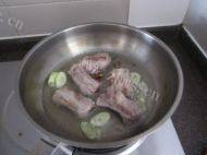 家常菜排骨焖芸豆做法图解3)