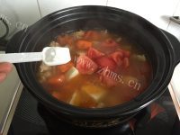 西红柿土豆牛腩煲做法图解7)