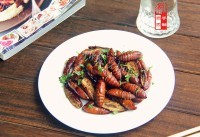 美味的干煸蚕蛹