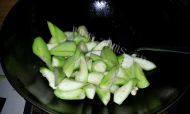 绿色食物蒜香丝瓜做法图解2)