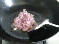 家常菜茭白青椒炒肉丝做法图解2)