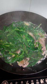 家常菜菠菜猪肝汤做法图解6)