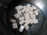 色泽鲜亮的皮蛋拌豆腐做法图解2)