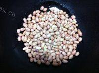 下酒菜炒花生仁做法图解3)