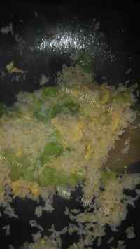 美味的生菜葱花蛋炒饭做法图解4)