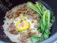 肉饼窝蛋煲仔饭做法图解10)