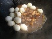 美味的鲜香鹌鹑蛋红烧肉做法图解5)