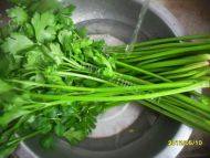 诱人的芹菜炒肉丝做法图解2)