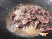 色泽鲜亮的芹菜炒牛肉做法图解6)