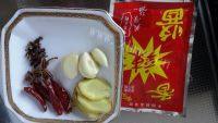 家常菜酱炖鲫鱼做法图解1)