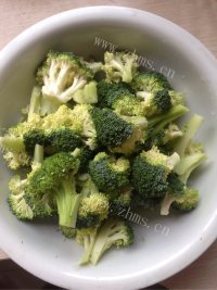 家常菜西兰花炒火腿做法图解3)