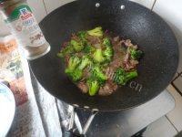 美味的牛肉炒西兰花做法图解10)
