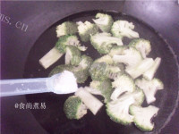 鲜香的西兰花洋葱牛仔骨做法图解3)