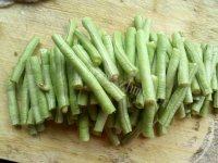口感好的茄子炒豆角做法图解2)